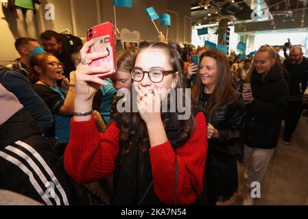 Die Kunden betreten den Primark Store in den historischen fünfstöckigen Bankgebäuden im Stadtzentrum von Belfast, der nach jahrelangen Restaurierungsarbeiten nach einem Brand, der das Wahrzeichen im August 2018 zerstört hat, wieder eröffnet wird. Bilddatum: Dienstag, 1. November 2022. Stockfoto