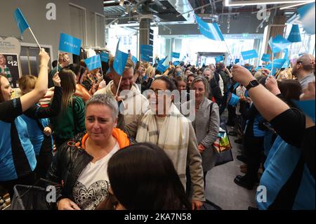 Die Kunden betreten den Primark Store in den historischen fünfstöckigen Bankgebäuden im Stadtzentrum von Belfast, der nach jahrelangen Restaurierungsarbeiten nach einem Brand, der das Wahrzeichen im August 2018 zerstört hat, wieder eröffnet wird. Bilddatum: Dienstag, 1. November 2022. Stockfoto