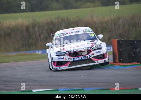 Team Hard Racing, Thruxton Rennstrecke 2022 Gastfahrer Tom Oliphant fliegt über die Schikane Nummer 15 in der BTCC, britische Tourenauto-Meisterschaft Stockfoto