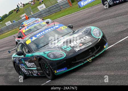 Thruxton Racecircuit 2022, Harry Reynolds Nummer 23 an der Startlinie Assetto Motorsport, Ginetta Junior Championship, gesponsert von Wera Stockfoto