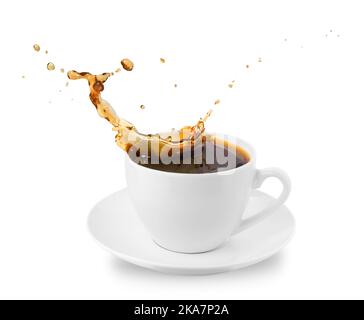 Schwebendes Getränk. Isoliert auf weißem Hintergrund. Tasse mit Untertasse und Spritzer Kaffee. Stockfoto