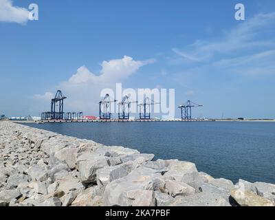 Lagos. 31. Oktober 2022. Dieses Foto vom 31. Oktober 2022 zeigt einen Blick auf den Lekki Deep Sea Port in Lagos, Nigeria. China Harbour Engineering Company Ltd (CHEC) hat am Montag den ersten Tiefseehafen von Nigeria an die Regierung übergeben, nachdem das riesige maritime Projekt in der wirtschaftlichen Drehscheibe des Landes Lagos abgeschlossen wurde. Kredit: Guo Jun/Xinhua/Alamy Live Nachrichten Stockfoto