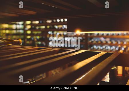 Weinflaschen im Kühlschrank aufbewahren. Kühlen und Konservieren von Wein. Selektiver Fokus. Stockfoto