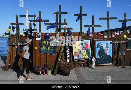 Fort Myers, Usa. 31. Oktober 2022. Eine Frau blickt auf eine Gedenkmauer für die Opfer des US-Unfalles Ian im Centennial Park in Fort Myers, Florida. Der Sturm verursachte schätzungsweise $67 Milliarden versicherte Schäden und mindestens 127 stürmbedingte Todesfälle in Florida. Kredit: SOPA Images Limited/Alamy Live Nachrichten Stockfoto