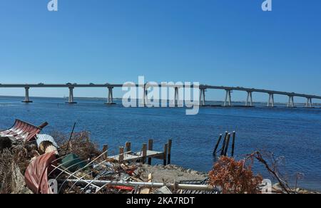 Fort Myers, Usa. 31. Oktober 2022. (ANMERKUNG DER REDAKTION: Bild mit Drohne) Autos werden gesehen, wie sie den vorübergehend reparierten Sanibel Island Causeway überquerten, der etwa drei Wochen lang unpassierbar war, nachdem Hurrikan Ian zwei Abschnitte der Straße zerstört hatte, nachdem er als Hurrikan der Kategorie 4 landete. Der Sturm verursachte schätzungsweise $67 Milliarden versicherte Schäden und mindestens 127 stürmbedingte Todesfälle in Florida. Kredit: SOPA Images Limited/Alamy Live Nachrichten Stockfoto