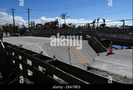 Sanibel Island, Usa. 31. Oktober 2022. Eine teilweise eingestürzte Brücke wird in Sanibel Island, Florida, gesehen, über einen Monat nachdem Hurrikan Ian als Hurrikan der Kategorie 4 landeinstürzte. Der Sturm verursachte schätzungsweise $67 Milliarden versicherte Schäden und mindestens 127 stürmbedingte Todesfälle in Florida. Kredit: SOPA Images Limited/Alamy Live Nachrichten Stockfoto