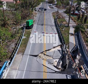 Sanibel Island, Usa. 31. Oktober 2022. (ANMERKUNG DER REDAKTION: Aufnahme mit Drohne)Eine teilweise eingestürzte Brücke ist in dieser Luftaufnahme in Sanibel Island, Florida, über einen Monat nach Hurrikan Ian, der als Hurrikan der Kategorie 4 landettert wurde, zu sehen. Der Sturm verursachte schätzungsweise $67 Milliarden versicherte Schäden und mindestens 127 stürmbedingte Todesfälle in Florida. Kredit: SOPA Images Limited/Alamy Live Nachrichten Stockfoto