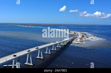 Fort Myers, Usa. 31. Oktober 2022. (ANMERKUNG DER REDAKTION: Aufnahme mit Drohne)in dieser Luftaufnahme werden Autos gesehen, die den vorübergehend reparierten Sanibel Island Causeway überquerten, der etwa drei Wochen lang unpassierbar war, nachdem Hurrikan Ian zwei Abschnitte der Straße zerstört hatte, nachdem er als Hurrikan der Kategorie 4 landete. Der Sturm verursachte schätzungsweise $67 Milliarden versicherte Schäden und mindestens 127 stürmbedingte Todesfälle in Florida. Kredit: SOPA Images Limited/Alamy Live Nachrichten Stockfoto