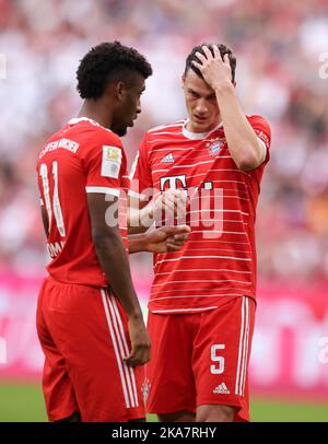 Benjamin Pavard von Bayern München mit Kingsley Coman von Bayern München Fussball 1 . Bundesliga Saison 2022 / 2023 FC Bayern München - FSV Mainz 05 © diebilderwelt / Alamy Stock Stockfoto