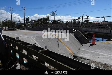 Sanibel Island, Usa. 31. Oktober 2022. Eine teilweise eingestürzte Brücke wird in Sanibel Island, Florida, gesehen, über einen Monat nachdem Hurrikan Ian als Hurrikan der Kategorie 4 landeinstürzte. Der Sturm verursachte schätzungsweise $67 Milliarden versicherte Schäden und mindestens 127 stürmbedingte Todesfälle in Florida. (Foto von Paul Hennessy/SOPA Images/Sipa USA) Quelle: SIPA USA/Alamy Live News Stockfoto