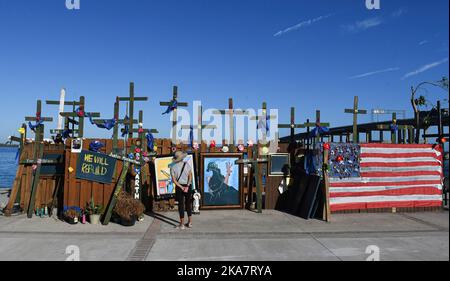Fort Myers, Usa. 31. Oktober 2022. Eine Frau blickt auf eine Gedenkmauer für die Opfer des US-Unfalles Ian im Centennial Park in Fort Myers, Florida. Der Sturm verursachte schätzungsweise $67 Milliarden versicherte Schäden und mindestens 127 stürmbedingte Todesfälle in Florida. (Foto von Paul Hennessy/SOPA Images/Sipa USA) Quelle: SIPA USA/Alamy Live News Stockfoto