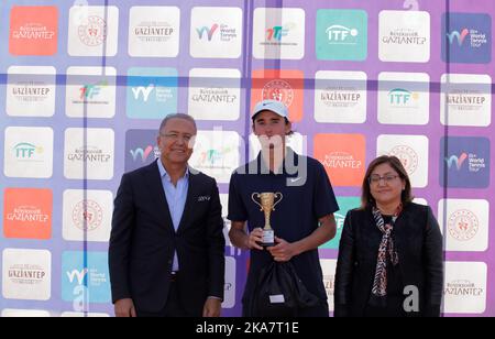 Gaziantep, Türkei. 30. Oktober 2022. Gaziantep, Türkei. 30. Oktober 2022. Der rumänische Tennisspieler Nichola David Ionel erhält eine Trophäe vom Präsidenten des türkischen Tennisverbands Cengiz Durmus und vom Bürgermeister der Stadtgemeinde Gaziantep, Fatma Åžahin, im Tenniskomplex Mehmet ÅžemÅŸik in Gaziantep. Nichols Davis Ionel gewann das Gaziantep Tennis Tournament 2022, nachdem er den französischen Spieler Corentil Denolly 6-2, 6-2 im Finale besiegt hatte (Bild: © Zakariya Yahya/IMAGESLIVE via ZUMA Press Wire) Stockfoto