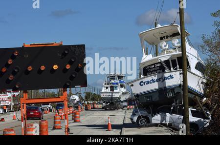 Fort Myers Beach, Usa. 31. Oktober 2022. Über einen Monat nach Hurrikan Ian, der als Hurrikan der Kategorie 4 landeinstürze, werden in Fort Myers Beach, Florida, Boote gesehen, die von einem nahegelegenen Yachthafen geblasen wurden. Der Sturm verursachte schätzungsweise $67 Milliarden versicherte Schäden und mindestens 127 stürmbedingte Todesfälle in Florida. (Foto von Paul Hennessy/SOPA Images/Sipa USA) Quelle: SIPA USA/Alamy Live News Stockfoto