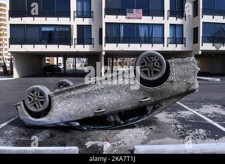 Fort Myers, Usa. 31. Oktober 2022. Ein zerstörtes Auto wird auf einem Hotelparkplatz in Fort Myers, Florida, über einen Monat nach Hurrikan Ian, der als Hurrikan der Kategorie 4 landet, umgedreht und verlassen. Der Sturm verursachte schätzungsweise $67 Milliarden versicherte Schäden und mindestens 127 stürmbedingte Todesfälle in Florida. (Foto von Paul Hennessy/SOPA Images/Sipa USA) Quelle: SIPA USA/Alamy Live News Stockfoto