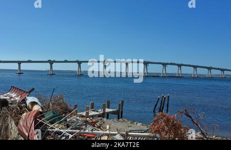 Fort Myers, Usa. 31. Oktober 2022. (ANMERKUNG DER REDAKTION: Bild mit Drohne) Autos werden gesehen, wie sie den vorübergehend reparierten Sanibel Island Causeway überquerten, der etwa drei Wochen lang unpassierbar war, nachdem Hurrikan Ian zwei Abschnitte der Straße zerstört hatte, nachdem er als Hurrikan der Kategorie 4 landete. Der Sturm verursachte schätzungsweise $67 Milliarden versicherte Schäden und mindestens 127 stürmbedingte Todesfälle in Florida. (Foto von Paul Hennessy/SOPA Images/Sipa USA) Quelle: SIPA USA/Alamy Live News Stockfoto