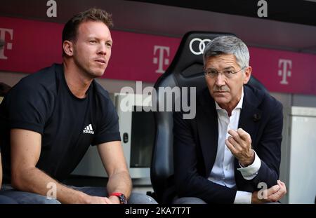 Trainer Julian Nagelsmann von Bayern München und Herbert Hainer Präsident von Bayern München Fussball 1 . Bundesliga Saison 2022 / 2023 FC Bayern München - FSV Mainz 05 © diebilderwelt / Alamy Stock Stockfoto