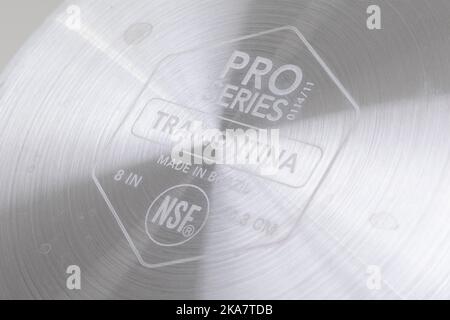 Eine antihaftbeschichtete Bratpfanne aus Edelstahl, die auf einen schlichten weißen Hintergrund geschossen wurde. Stockfoto