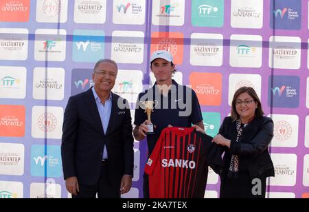 Gaziantep, Türkei. 30. Oktober 2022. Gaziantep, Türkei. 30. Oktober 2022. Der rumänische Tennisspieler Nichola David Ionel erhält eine Trophäe vom Präsidenten des türkischen Tennisverbands Cengiz Durmus und vom Bürgermeister der Stadtgemeinde Gaziantep, Fatma Åžahin, im Tenniskomplex Mehmet ÅžemÅŸik in Gaziantep. Nichols Davis Ionel gewann das Gaziantep Tennis Tournament 2022, nachdem er den französischen Spieler Corentil Denolly 6-2, 6-2 im Finale besiegt hatte (Bild: © Zakariya Yahya/IMAGESLIVE via ZUMA Press Wire) Stockfoto