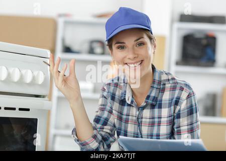 Porträt einer Frau, die elektrische Geräte repariert Stockfoto