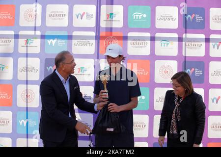 Gaziantep, Türkei. 30. Oktober 2022. Gaziantep, Türkei. 30. Oktober 2022. Der rumänische Tennisspieler Nichola David Ionel erhält eine Trophäe vom Präsidenten des türkischen Tennisverbands Cengiz Durmus und vom Bürgermeister der Stadtgemeinde Gaziantep, Fatma Åžahin, im Tenniskomplex Mehmet ÅžemÅŸik in Gaziantep. Nichols Davis Ionel gewann das Gaziantep Tennis Tournament 2022, nachdem er den französischen Spieler Corentil Denolly 6-2, 6-2 im Finale besiegt hatte (Bild: © Zakariya Yahya/IMAGESLIVE via ZUMA Press Wire) Stockfoto