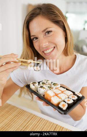 Bild einer Frau, die Sushi isst Stockfoto