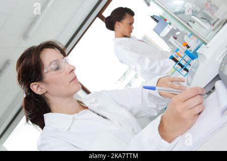 Forscherin, die wissenschaftliche Forschung in einem Labor durchführt Stockfoto