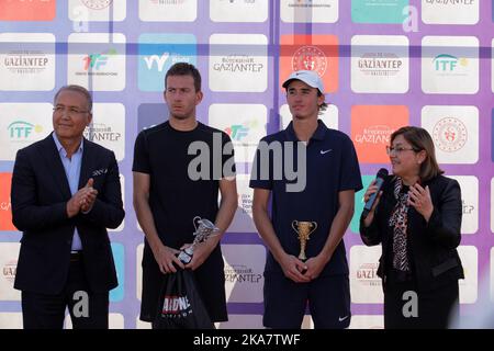 Gaziantep, Türkei. 30. Oktober 2022. Gaziantep, Türkei. 30. Oktober 2022. Der rumänische Tennisspieler Nichola David Ionel erhält eine Trophäe vom Präsidenten des türkischen Tennisverbands Cengiz Durmus und vom Bürgermeister der Stadtgemeinde Gaziantep, Fatma Åžahin, im Tenniskomplex Mehmet ÅžemÅŸik in Gaziantep. Nichols Davis Ionel gewann das Gaziantep Tennis Tournament 2022, nachdem er den französischen Spieler Corentil Denolly 6-2, 6-2 im Finale besiegt hatte (Bild: © Zakariya Yahya/IMAGESLIVE via ZUMA Press Wire) Stockfoto