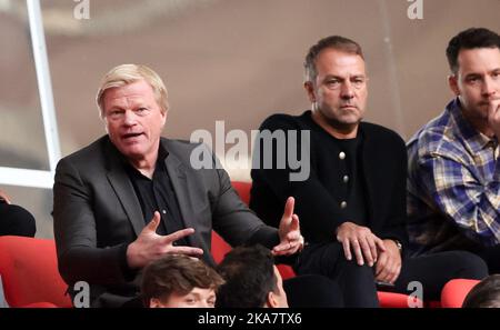 Oliver Kahn Geschäftsführer Bayern München und Cheftrainer Hansi Flick von Deutschland Fussball 1 . Bundesliga Saison 2022 / 2023 FC Bayern München - FSV Mainz 05 © diebilderwelt / Alamy Stock Stockfoto