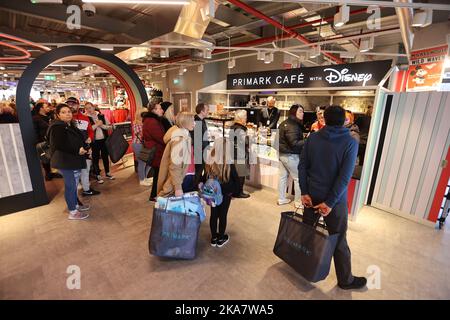 Die Kunden betreten den Primark Store in den historischen fünfstöckigen Bankgebäuden im Stadtzentrum von Belfast, der nach jahrelangen Restaurierungsarbeiten nach einem Brand, der das Wahrzeichen im August 2018 zerstört hat, wieder eröffnet wird. Bilddatum: Dienstag, 1. November 2022. Stockfoto