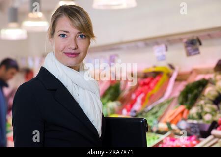 Porträt einer Frau, die Früchte schiebe Stockfoto