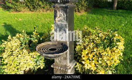Öffentliche Brunnen in den Straßen der Türkei. Wasserbrunnen für die öffentliche Nutzung in den Parks in der Türkei. Stockfoto