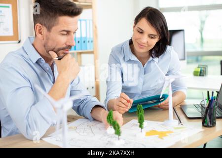 Junge Architekten arbeiten nach Maßstab Modell Stockfoto