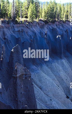 Die Pinnacles, vulkanische Schlote am Rand des Krater-Sees im Oregon Park. Mit einem Kiefernwald, der um die spitzen Türme wächst. Stockfoto