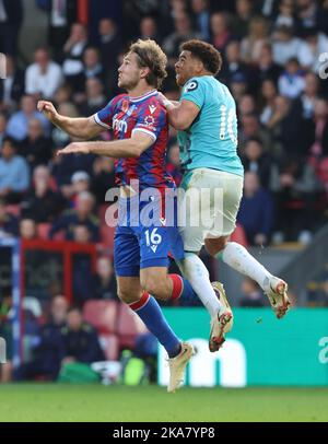 London ENGLAND - Oktober 29: Joachim Andersen von L-R Crystal Palace und Che Adams von Southampton während des Fußballmatches der englischen Premier League zwischen CRYS Stockfoto