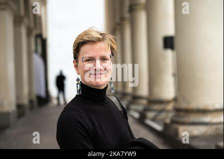 Außenportrait einer 36 Jahre kurzhaarigen weißen Frau in einem schwarzen Trikot, Belgien Stockfoto