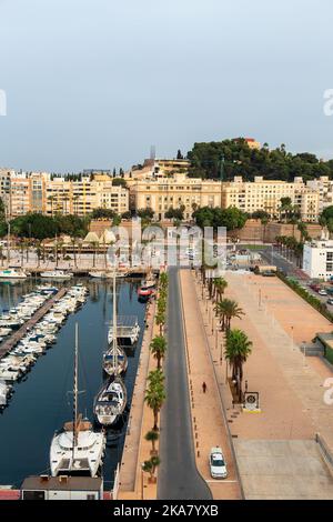 Luftaufnahme von Marina und Hafen in einer historischen Stadt Cartagena, Spanien. Stockfoto