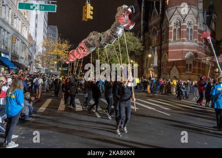 New York, Usa. 31. Oktober 2022. Tausende von Zuschauern, einige in Kostümen, trotzen dem Regen, um der jährlichen Village Halloween Parade 49. von New York City am 31. Oktober 2022 in New York City zuzusehen. Das diesjährige Thema lautete „Freiheit“. Kredit: SOPA Images Limited/Alamy Live Nachrichten Stockfoto