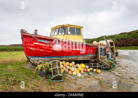 Altes Fischerboot auf trockenem Boden, Rousay, Orkney, Großbritannien Stockfoto