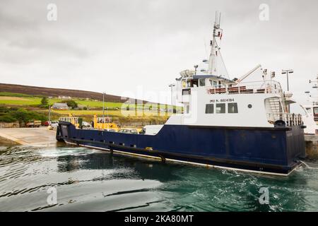 Fahrzeug- und Passagierfähre, Rousay, Orkney, Großbritannien. 2022 Stockfoto