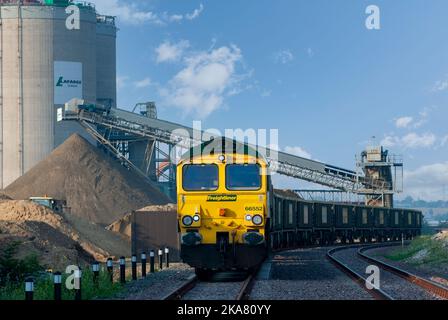 Eisenbahnlokomotive der Baureihe 66 in Freightliner-Lackierung am Standort Lafarge Greenhithe in Dartford, England. Stockfoto