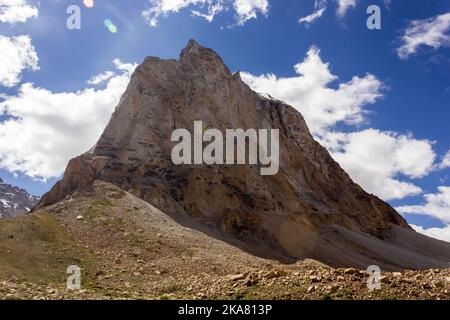 Der Granitgipfel des Mount Gumbok Rangjon mit einem blauen Himmel im Hintergrund im Zanskar-Tal in Ladakh im indischen Himalaya. Stockfoto