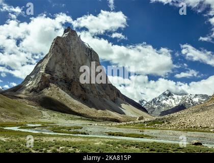 Der Kargyak-Fluss mit dem Granitgipfel des Mount Gumbok Rangjon auf der Darcha Padum-Trekkingroute im Zanskar-Tal in Ladakh. Stockfoto