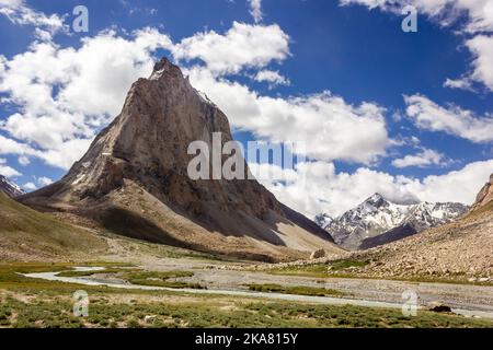 Der Kargyak-Fluss mit dem Granitgipfel des Mount Gumbok Rangjon auf der Darcha Padum-Trekkingroute im Zanskar-Tal in Ladakh. Stockfoto