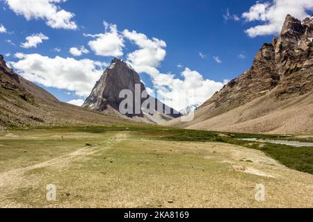 Eine Wiese im Dorf Kargyak mit dem Granitgipfel des Mount Gumbok Rangjon auf der Darcha Padum Trekkingroute im Zanskar val Stockfoto