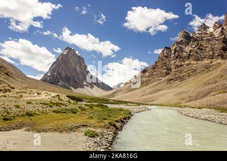 Der Kargyak-Fluss mit dem Granitgipfel des Mount Gumbok Rangjon auf der Darcha Padum-Trekkingroute im Zanskar-Tal in Ladakh. Stockfoto