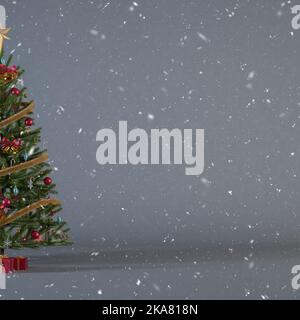Weihnachtsbaum mit Geschenkkartons auf einem grauen quadratischen Hintergrund mit Schnee und Kopierraum geschmückt. Stockfoto