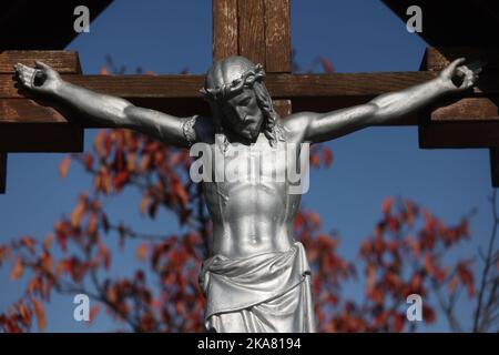 Sarajevo, Bosnien und Herzegowina, 1. November 2022. Die Statue von Jesus Christus ist am 1. November 2022 während des Allerheiligen-Tages auf dem Friedhof St. Joseph in Sarajevo, Bosnien und Herzegowina, abgebildet. Foto: Armin Durgut/PIXSELL Credit: Pixsell Foto- und Videoagentur/Alamy Live News Stockfoto