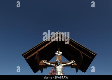 Sarajevo, Bosnien und Herzegowina, 1. November 2022. Die Statue von Jesus Christus ist am 1. November 2022 während des Allerheiligen-Tages auf dem Friedhof St. Joseph in Sarajevo, Bosnien und Herzegowina, abgebildet. Foto: Armin Durgut/PIXSELL Credit: Pixsell Foto- und Videoagentur/Alamy Live News Stockfoto