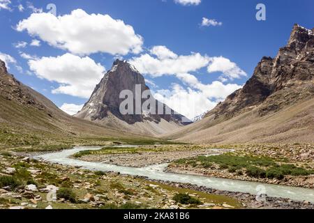 Der Kargyak-Fluss mit dem Granitgipfel des Mount Gumbok Rangjon auf der Darcha Padum-Trekkingroute im Zanskar-Tal in Ladakh. Stockfoto