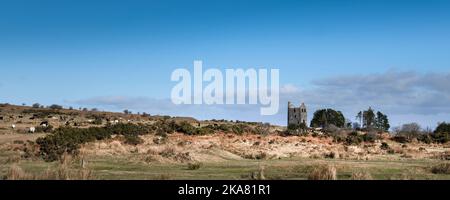 Ein Panoramabild eines denkmalgeschützten historischen Housemans Shaft Pumping Engine House der South Phoenix Mine auf Craddock Moor auf Bodmin Moor Stockfoto